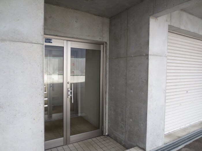 物件外観写真4　(エントランス部分)