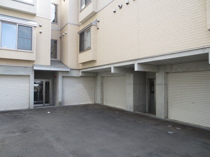 物件外観写真6　(駐車場)