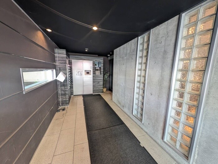 物件外観写真2　(エントランス部分)