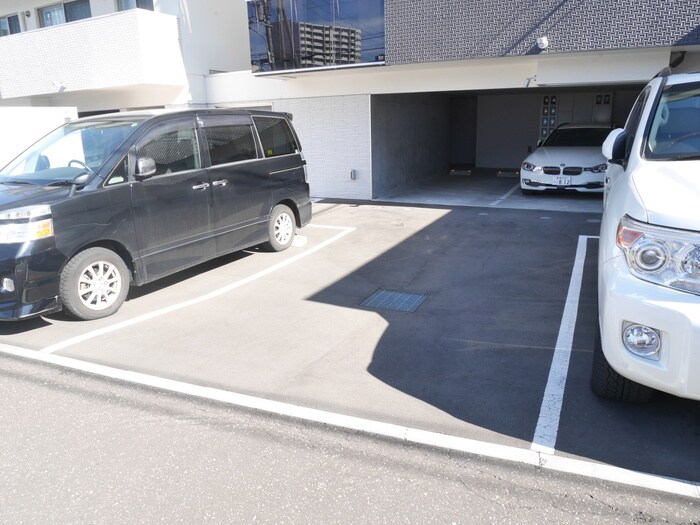 物件外観写真3　(駐車場)