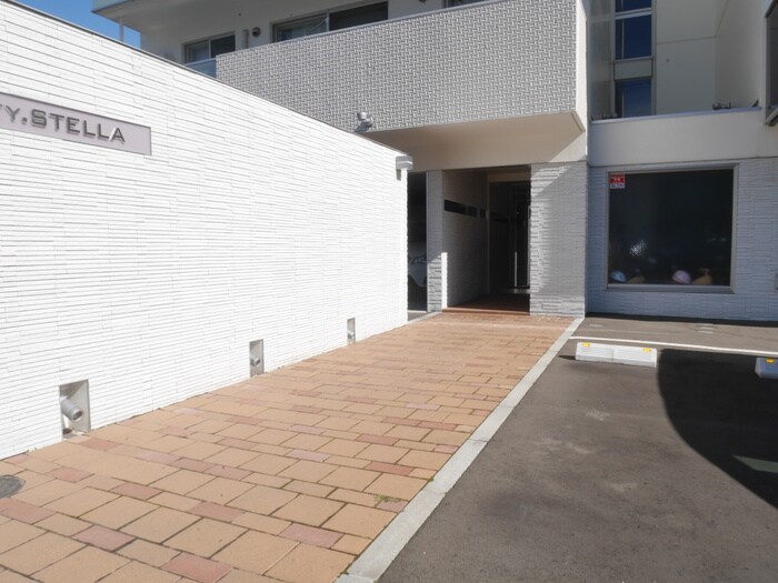 物件外観写真4　(エントランス部分)