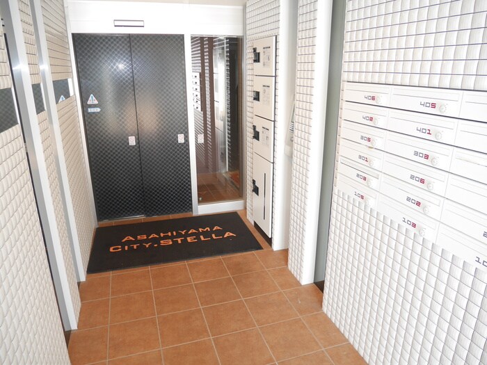 物件外観写真6　(エントランス部分)