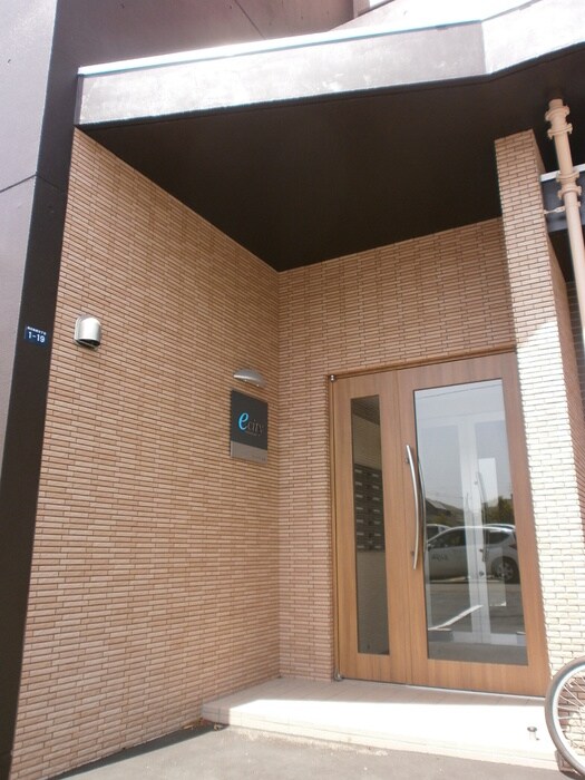 物件外観写真3　(エントランス部分)