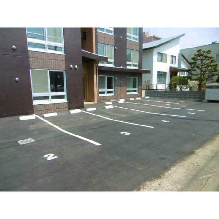 物件外観写真4　(駐車場)