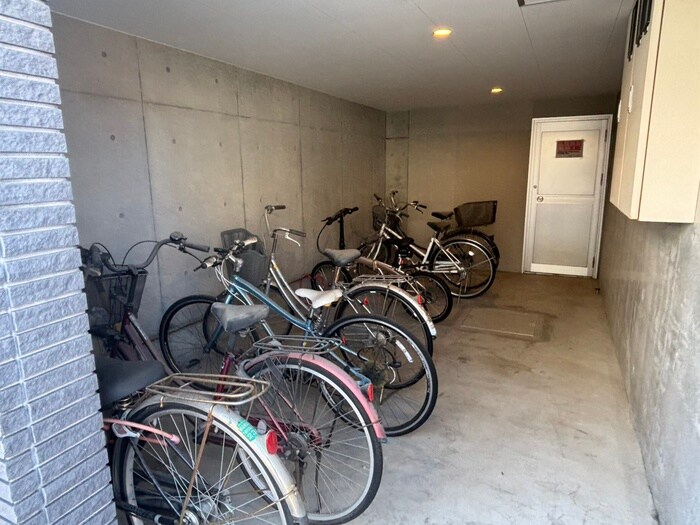 物件外観写真4　(駐輪場)