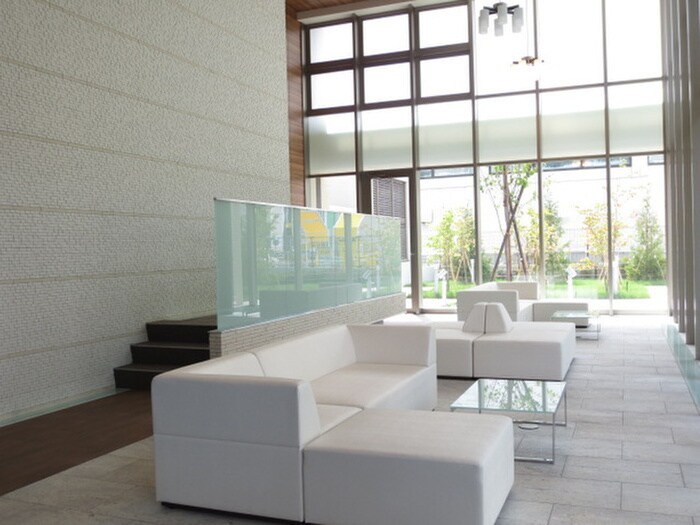 物件外観写真6　(エントランス部分)