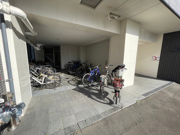 物件外観写真4　(駐輪場)
