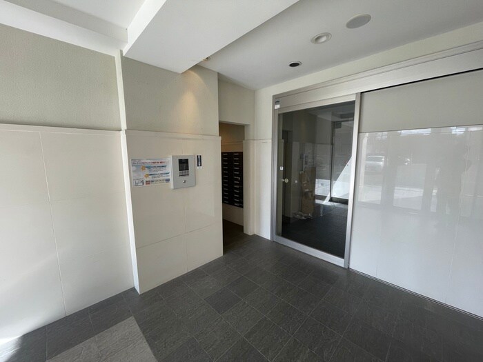 物件外観写真5　(エントランス部分)