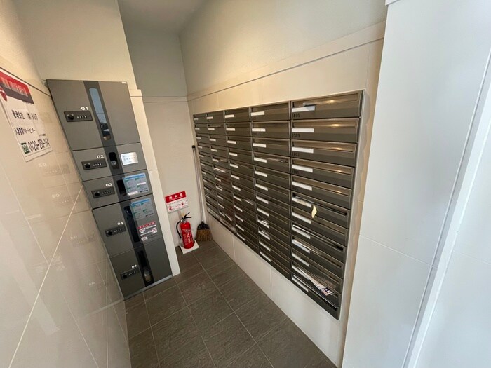 物件外観写真6　(エントランス部分)