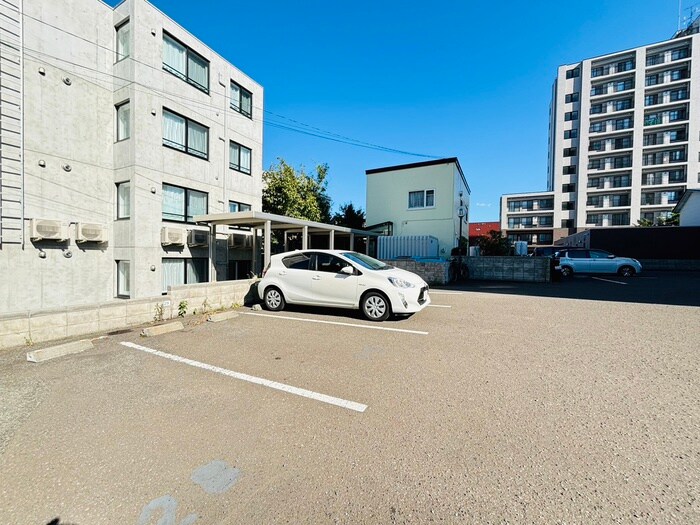 物件外観写真5　(駐車場)