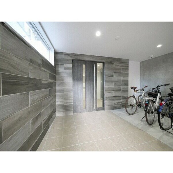 物件外観写真2　(エントランス部分)