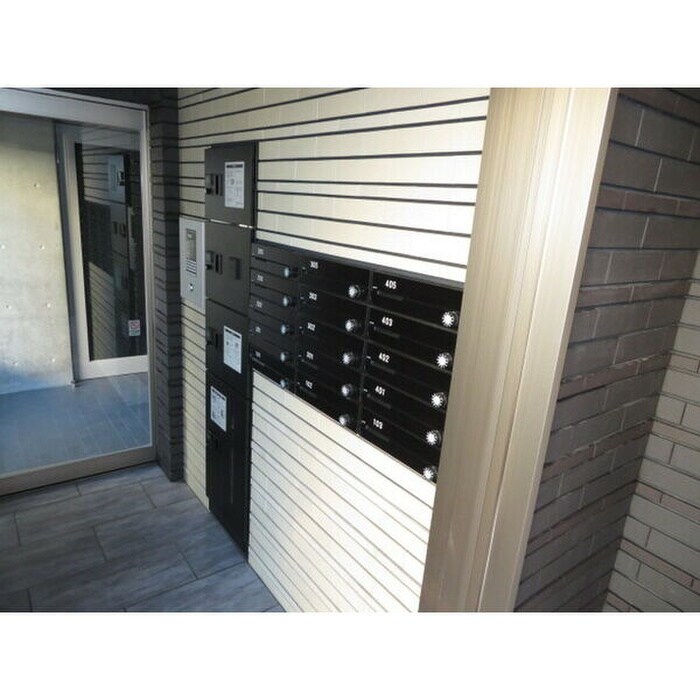 物件外観写真4　(エントランス部分)