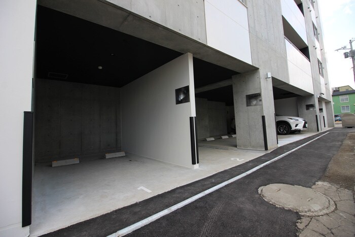 物件外観写真5　(駐車場)