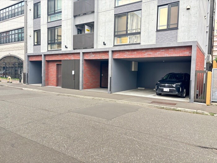 物件外観写真3　(駐車場)