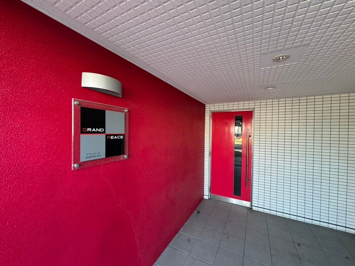 物件外観写真3　(エントランス部分)