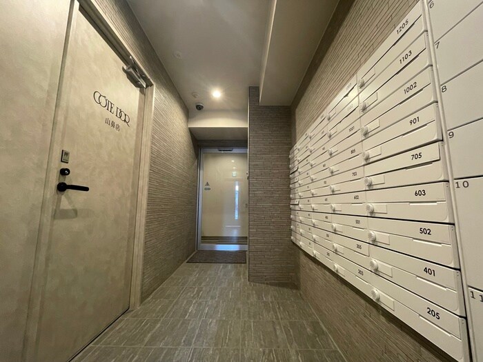 物件外観写真3　(エントランス部分)