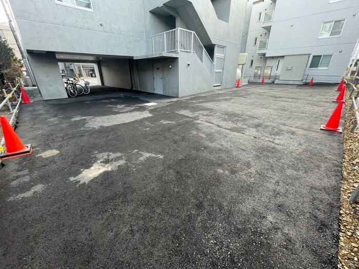 物件外観写真6　(駐車場)