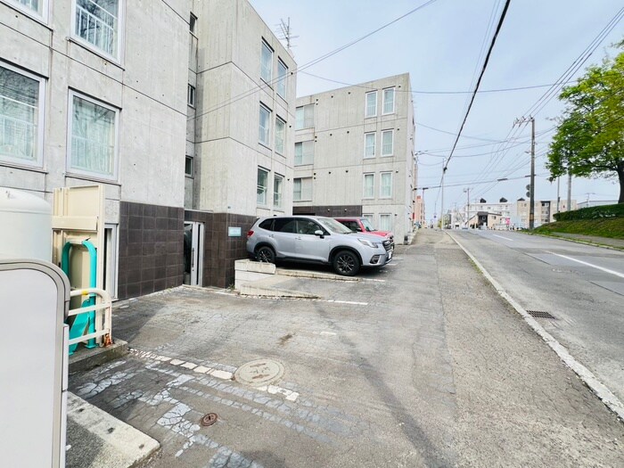 物件外観写真2　(駐車場)