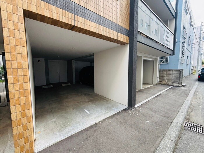 物件外観写真5　(駐車場)