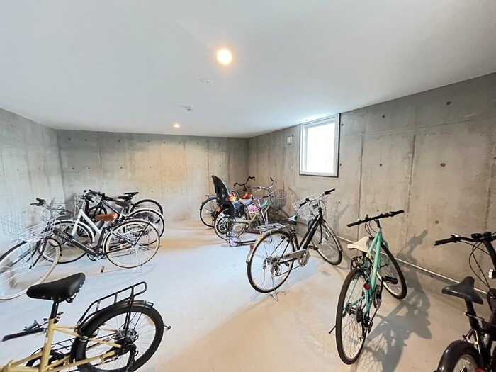 物件外観写真4　(駐輪場)