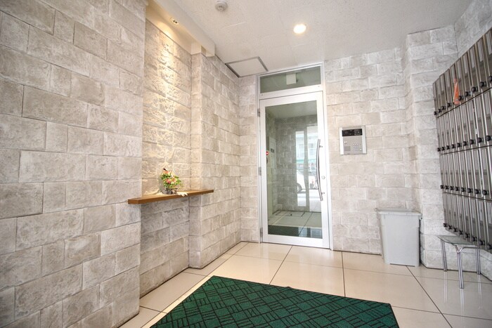 物件外観写真3　(エントランス部分)