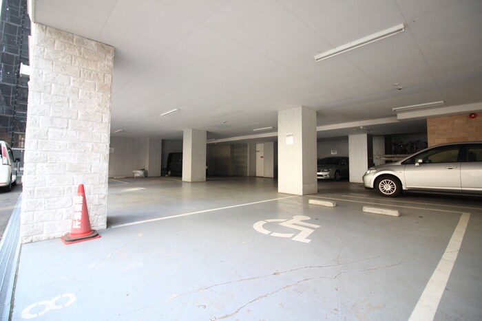 物件外観写真4　(駐車場)