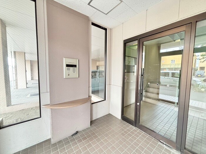 物件外観写真3　(エントランス部分)