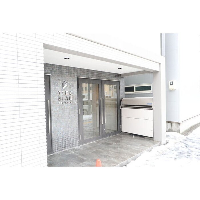 物件外観写真3　(エントランス部分)