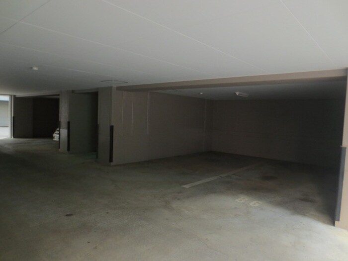 物件外観写真3　(駐車場)