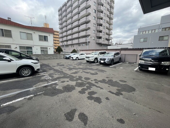物件外観写真3　(駐車場)