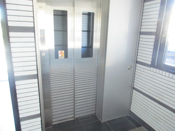 物件外観写真5　(エントランス部分)