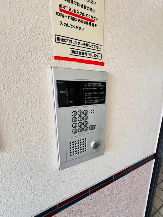 物件外観写真5　(エントランス部分)