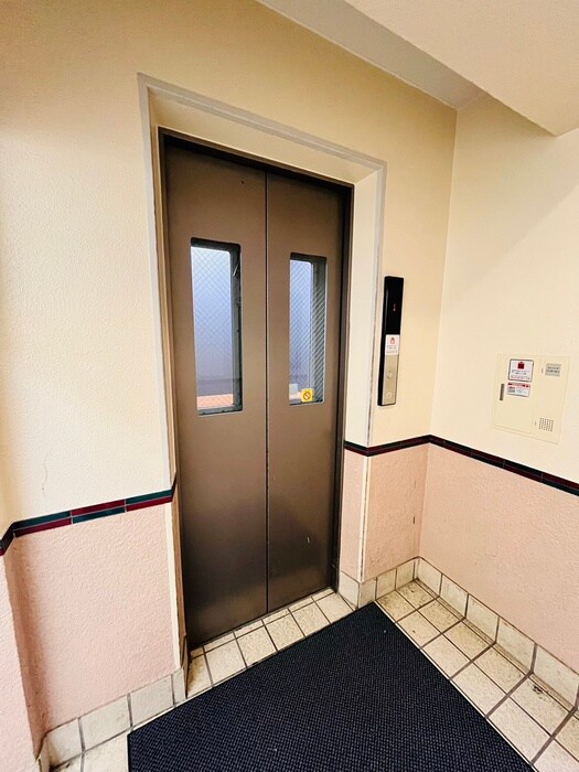 物件外観写真6　(エントランス部分)