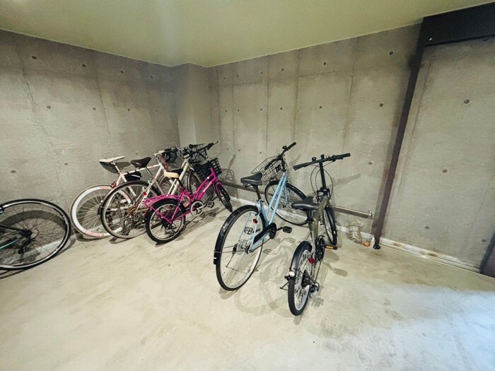 物件外観写真4　(駐輪場)