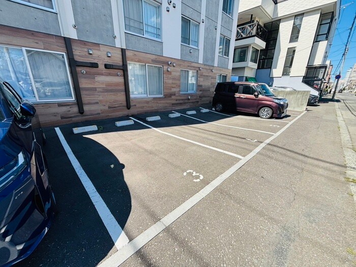 物件外観写真6　(駐車場)