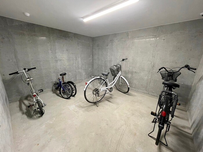 物件外観写真4　(駐輪場)