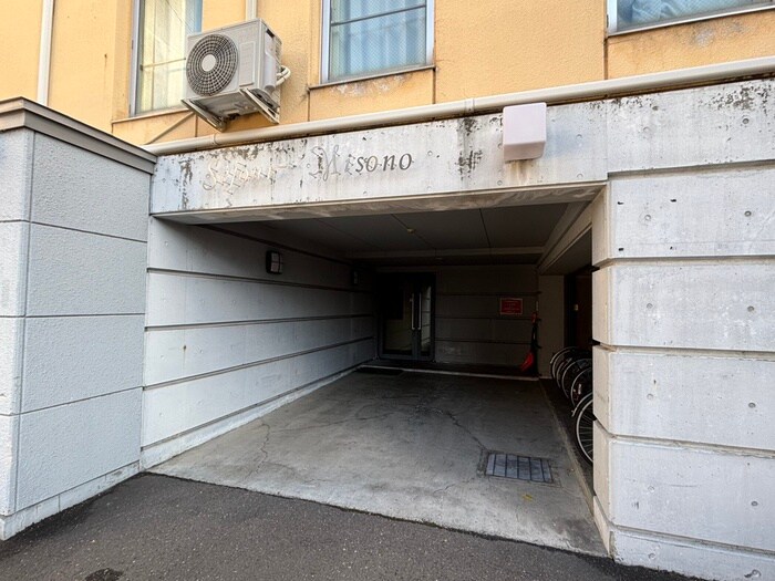 物件外観写真3　(エントランス部分)