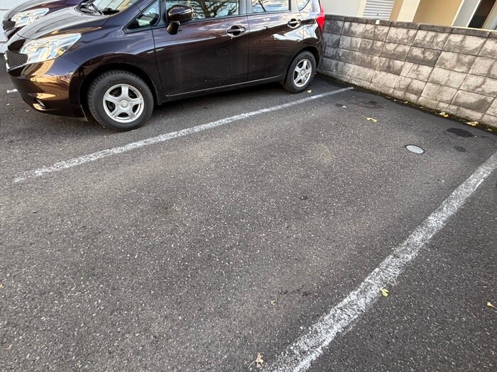 物件外観写真5　(駐車場)