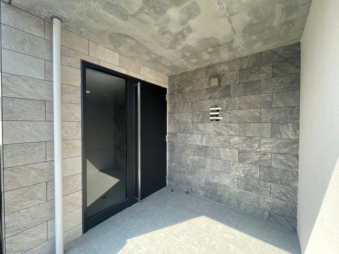 物件外観写真2　(エントランス部分)