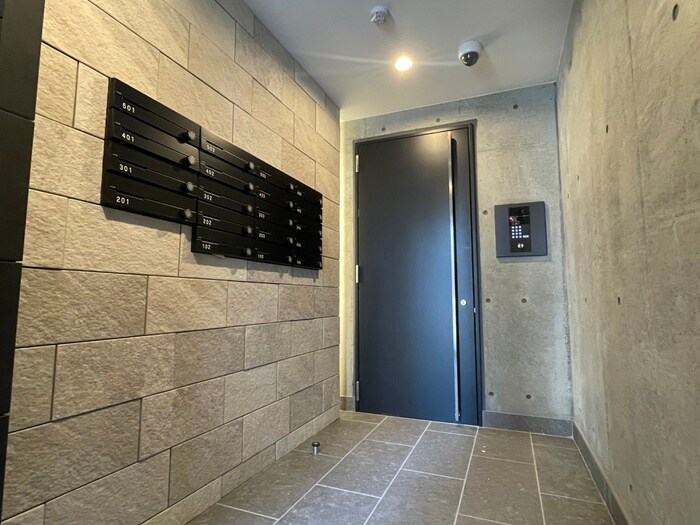 物件外観写真2　(エントランス部分)