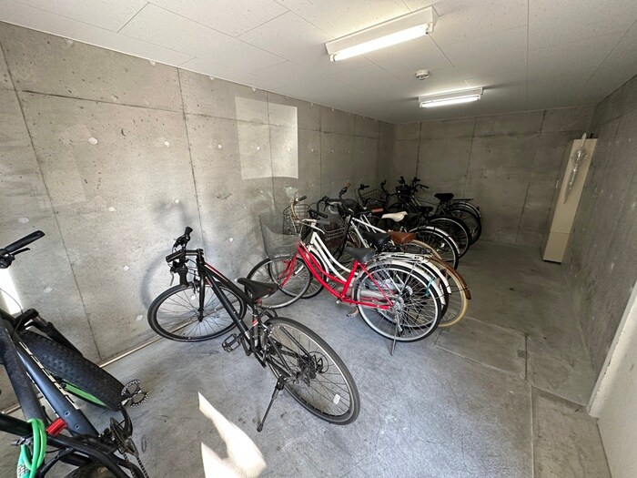 物件外観写真4　(駐輪場)