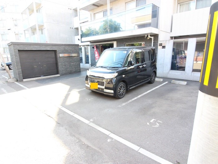 物件外観写真2　(駐車場)