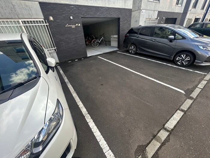 物件外観写真3　(駐車場)