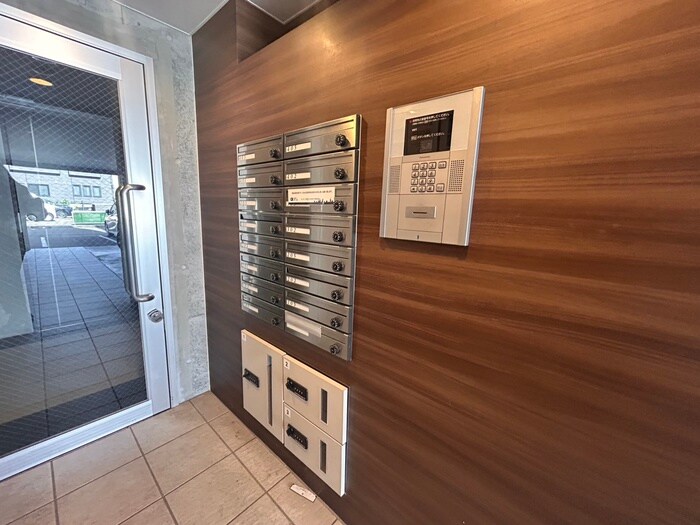 物件外観写真4　(エントランス部分)