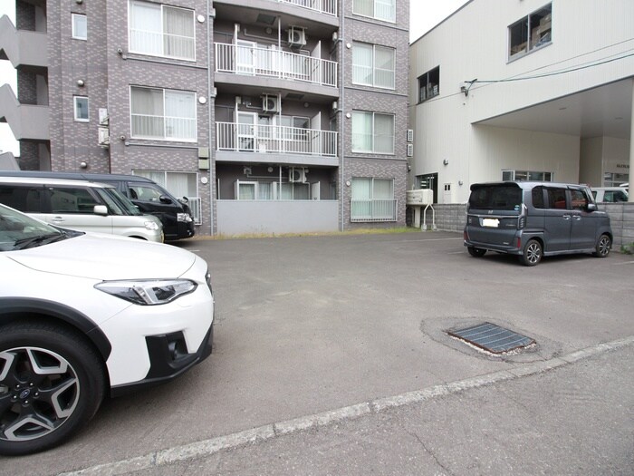 物件外観写真6　(駐車場)