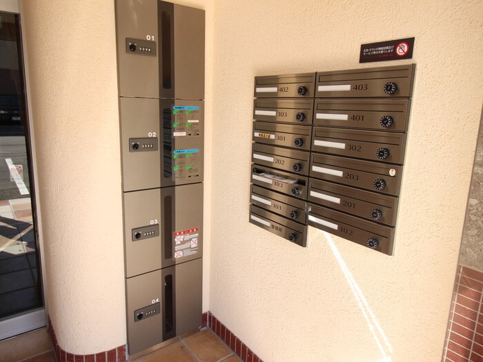 物件外観写真6　(エントランス部分)