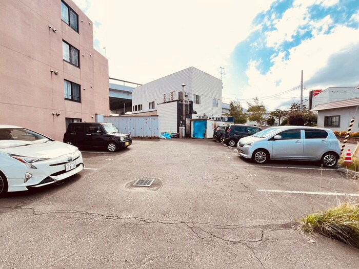 物件外観写真3　(駐車場)