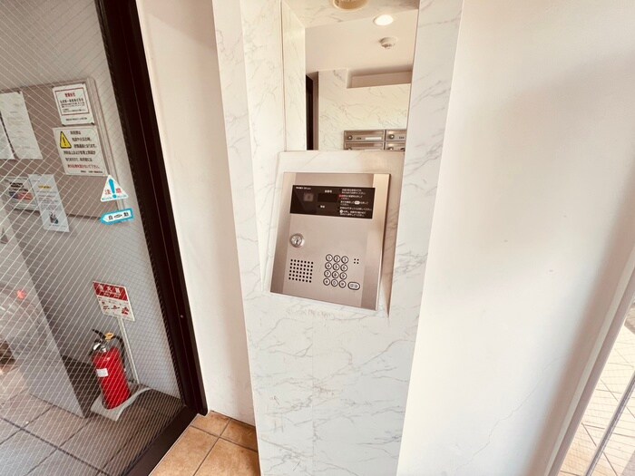 物件外観写真6　(エントランス部分)