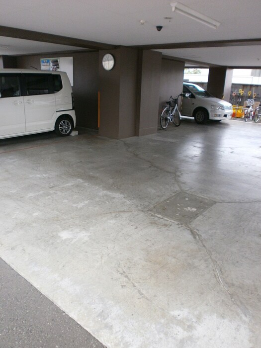 物件外観写真4　(駐車場)