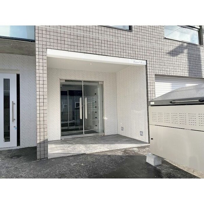 物件外観写真2　(エントランス部分)